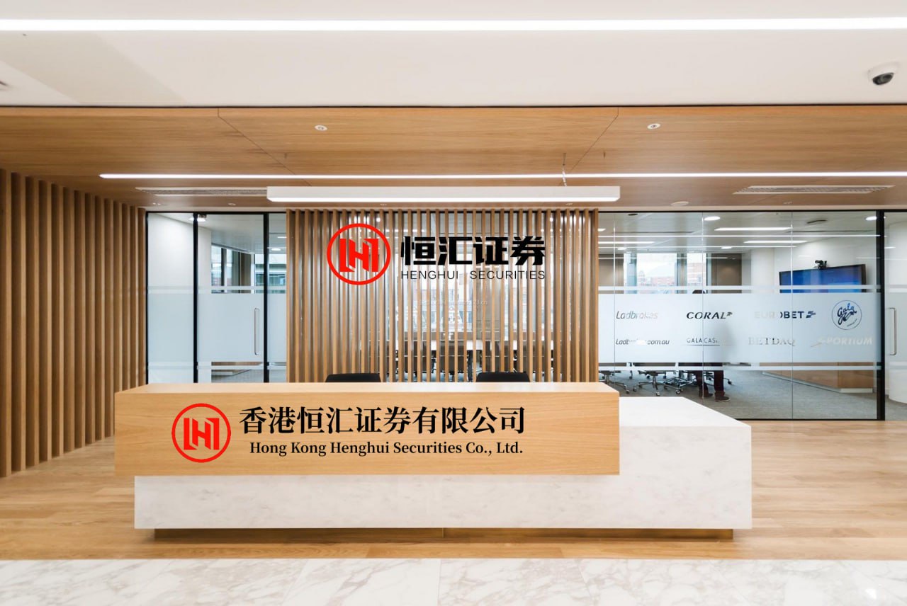 苏州配资门户官网 初冬，跟着欧阳娜娜去炸街，既要风度又要温度？那么欧阳娜娜给你树立个标杆！大家是不是觉得这身风衣又飒又美？“飒 是一种格局宽阔无边”“飒 是一种速度遥遥领先”“飒 是一种境界天外有天”“飒 是一种气质风靡万千”……欧阳娜娜的气质和美貌在这件风衣的衬托下，那真是傲然...